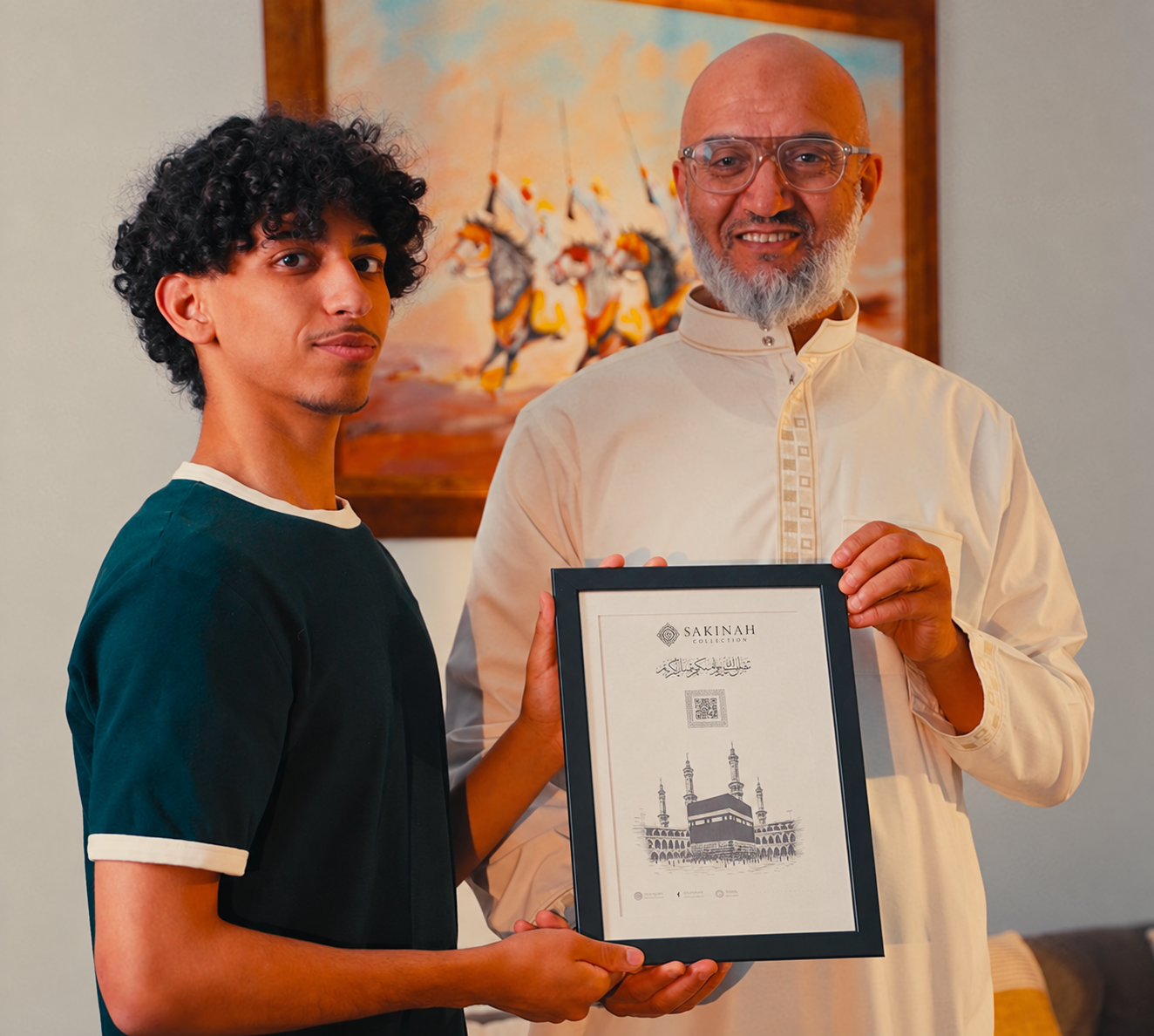 En familj håller upp sitt personliga Sakinah Collection-certifikat